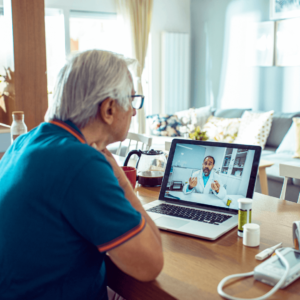 Homme qui consulte son médecin à distance pour demander conseils sur sa cure de graine de moringa et éviter les effets indésirables