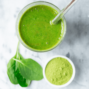 Le moringa frais utilisé ici en smoothie pour un boost d'énergie supplémentaire