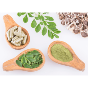 Différentes formes de moringa à incorporer dans sa routine alimentaire du quotidien : gélules de moringa, feuilles de moringa, graine de moringa